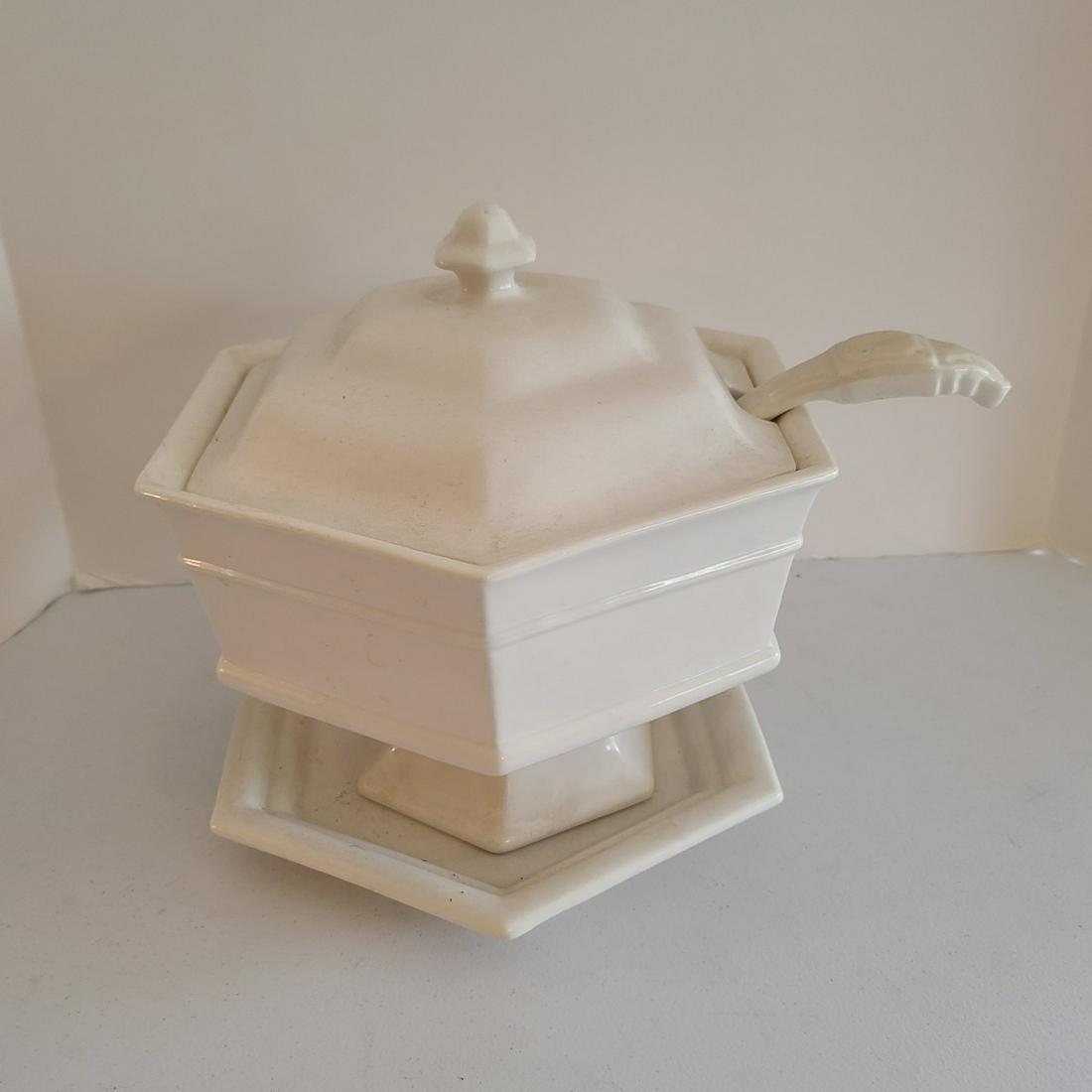 Vintage Haeger hexagonal soup tureen 11"x12": Vintage Haeger hexagonal soup tureen 11"x12"