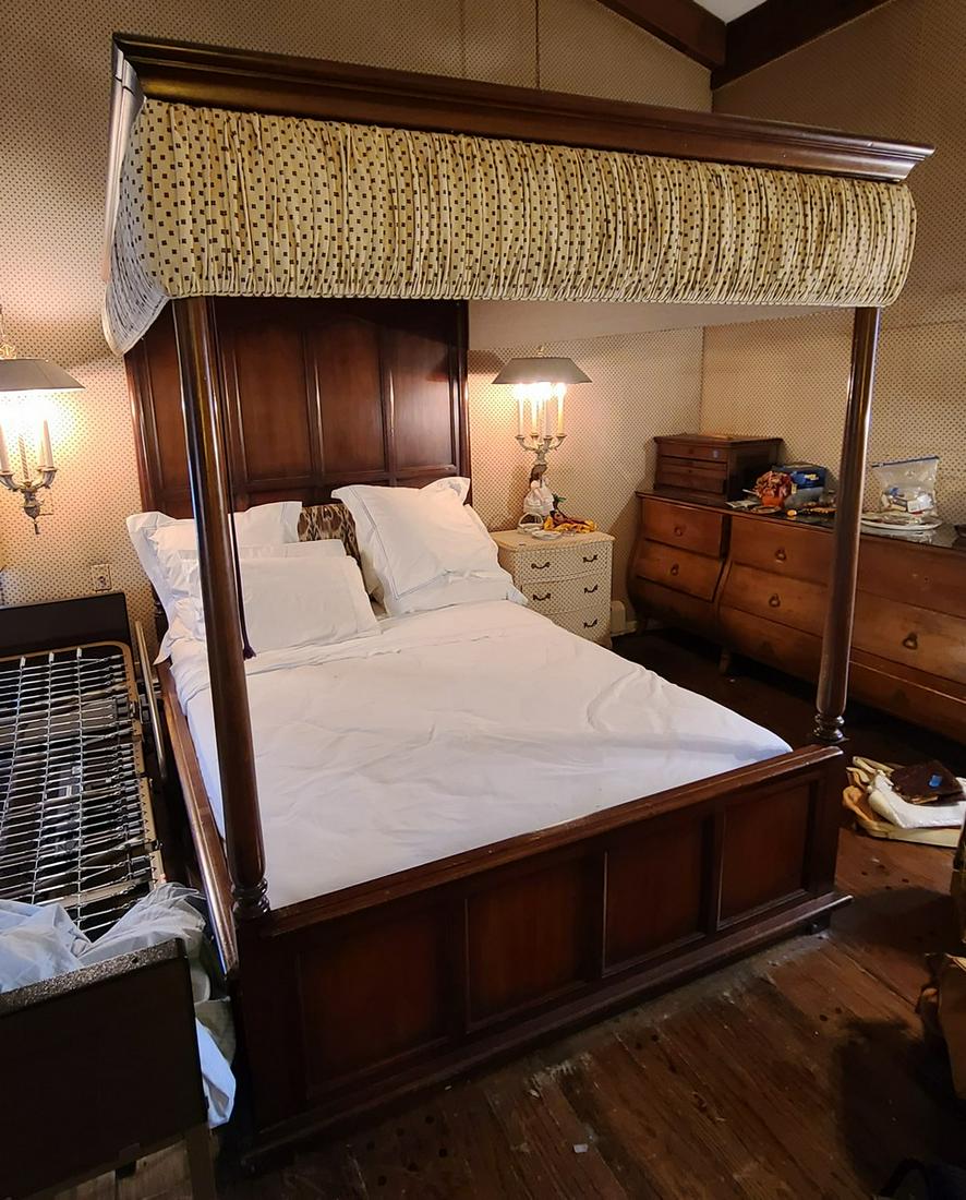 4 poster mahogany wood canopy queen bed (1 of 1)