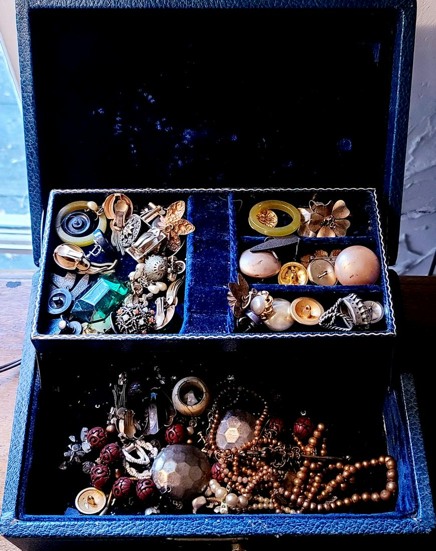 vintage jewelry box with vintage jewelry: vintage jewelry box with vintage jewelry