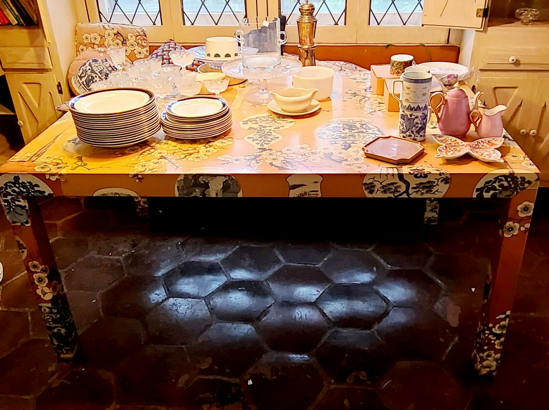 Unique Vintage Kitchen Table 30x60x40 no contents (1 of 2)