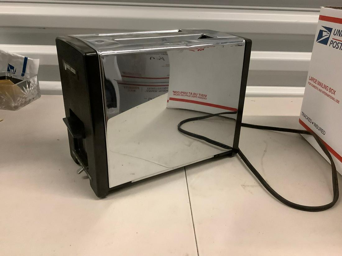 Black and Decker 2-slice toaster model F2-T200 (1 of 1)