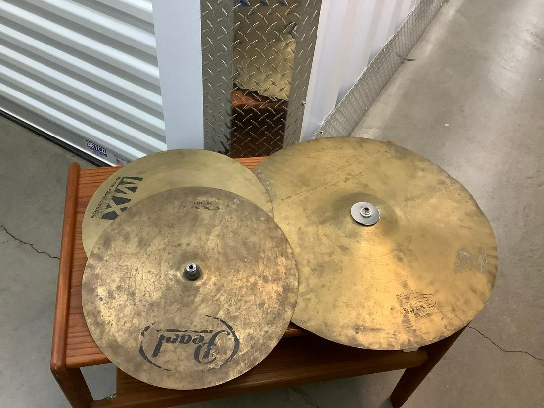 Lot of assorted cymbals: Lot of assorted cymbals