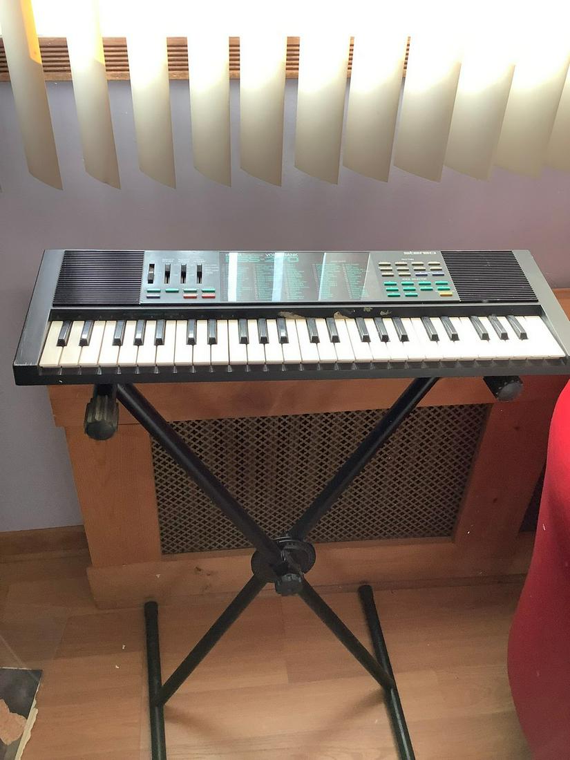Yamaha Portasound Voicebank PSS-270 Keyboard with stand (1 of 1)