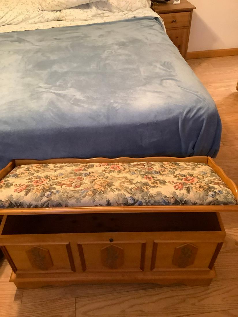Cushion Top Chest with Key 39x24x16: Cushion Top Chest with Key 39x24x16