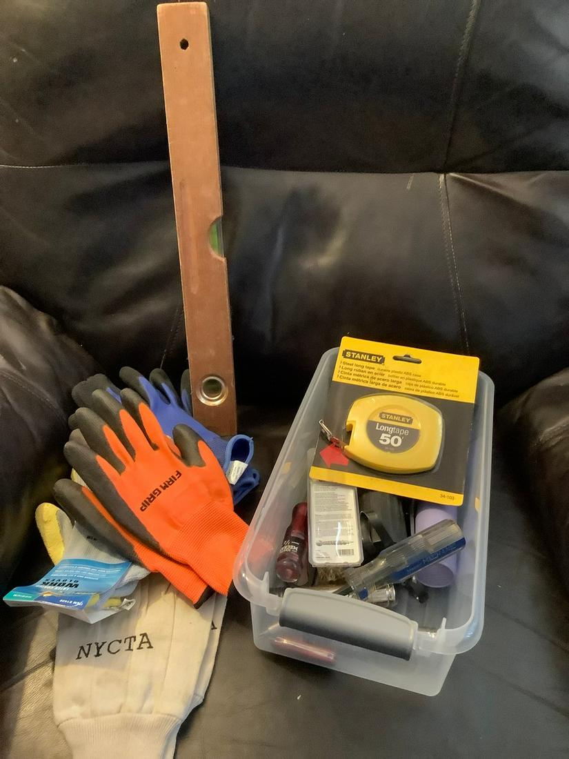 Wood level, tape measure, gloves and more: Wood level, tape measure, gloves and more