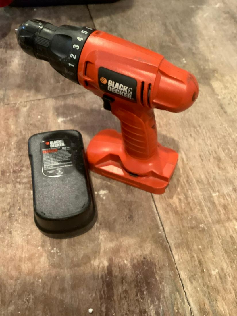 Black & Decker Drill with Battery (1 of 1)