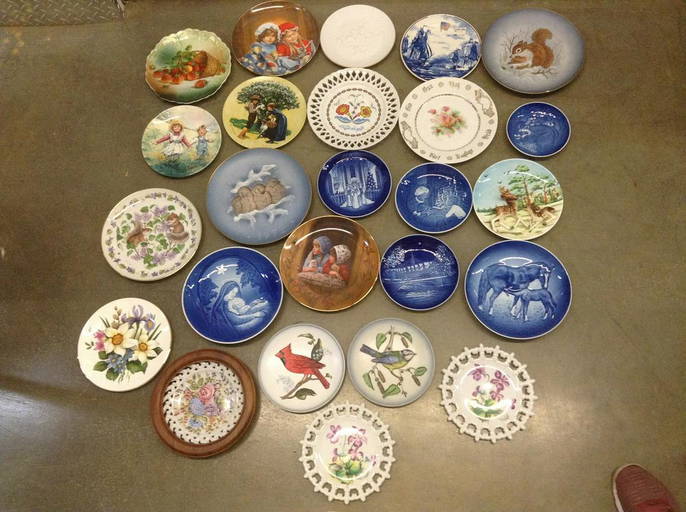 Large Lot of Vintage Collector Plates Feb 07, 2022 Emanon Auctions