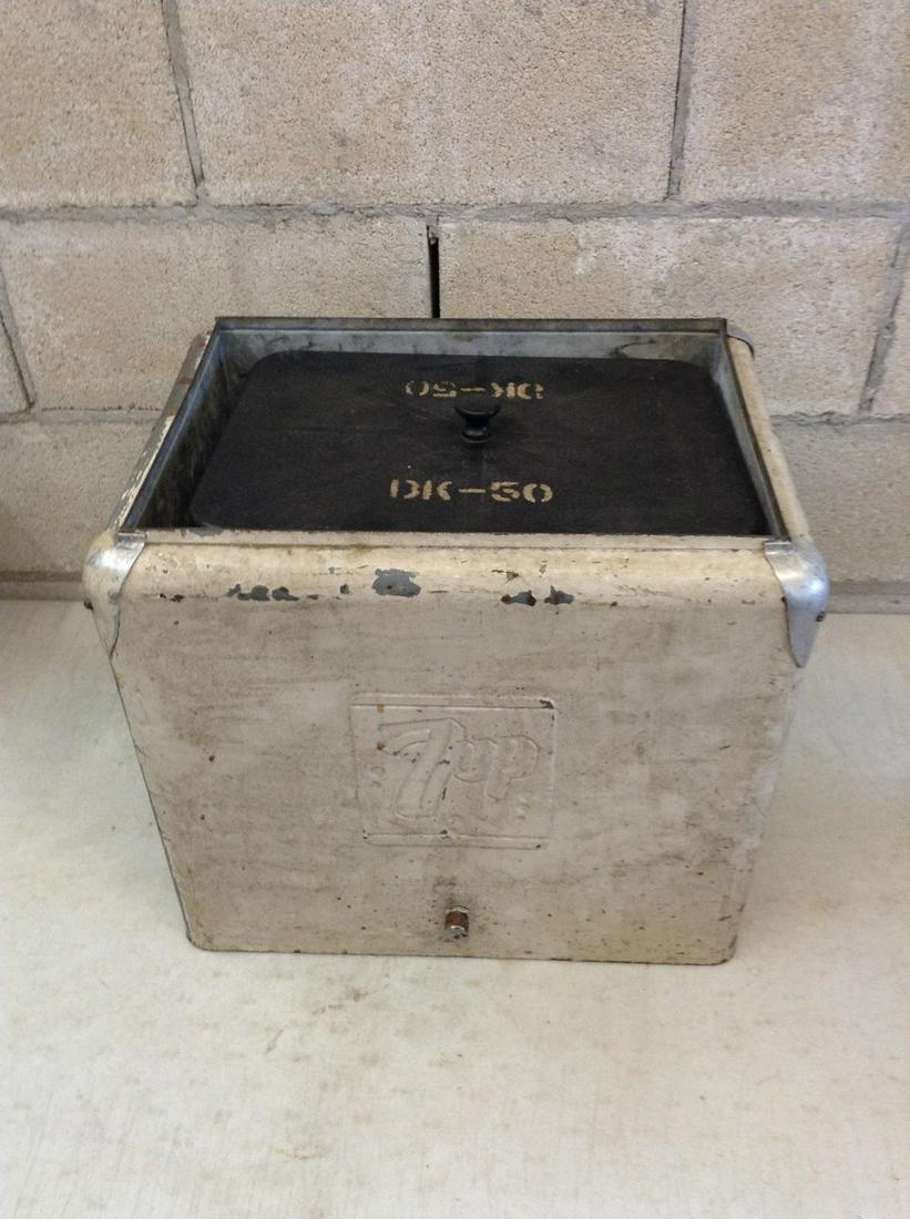 VIntage 7Up cooler 18x17 (1 of 1)