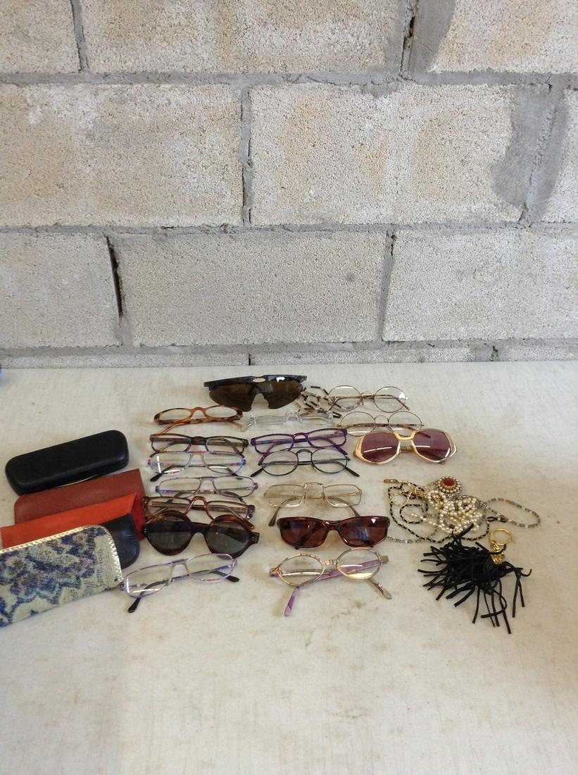 Lot of sunglasses and jewelry: Lot of sunglasses and jewelry