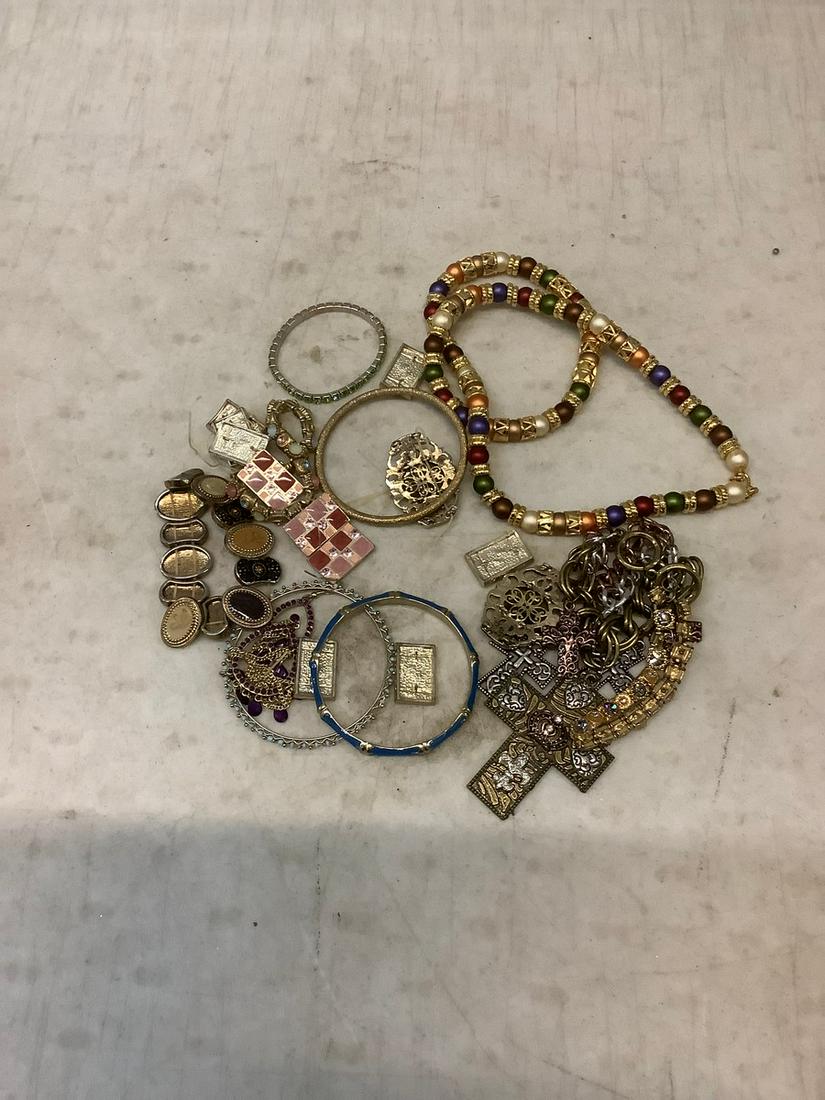 Lot of costume jewelry: Lot of costume jewelry