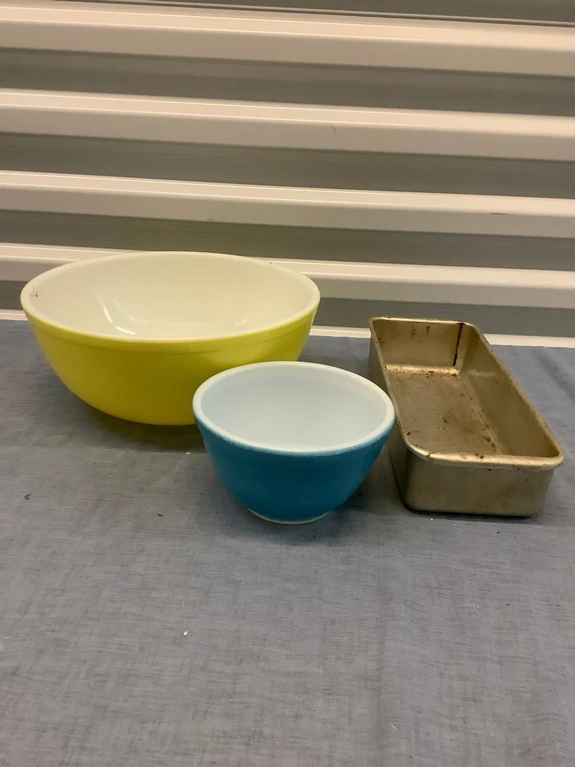 Lot of Pyrex Bowls and Baking Pan: Lot of Pyrex Bowls and Baking Pan