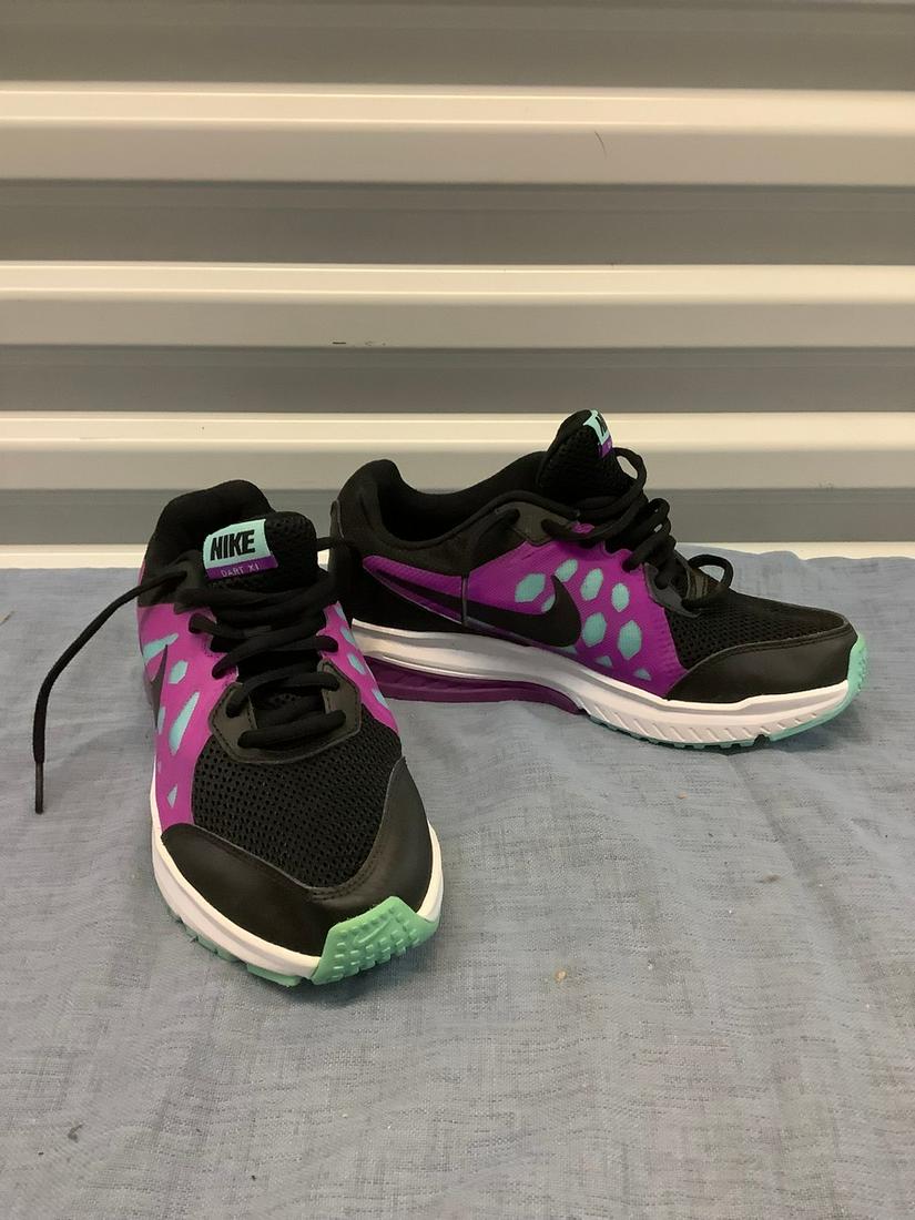 Pair of Women Nike Sneakers Size 7.5: Pair of Women Nike Sneakers Size 7.5