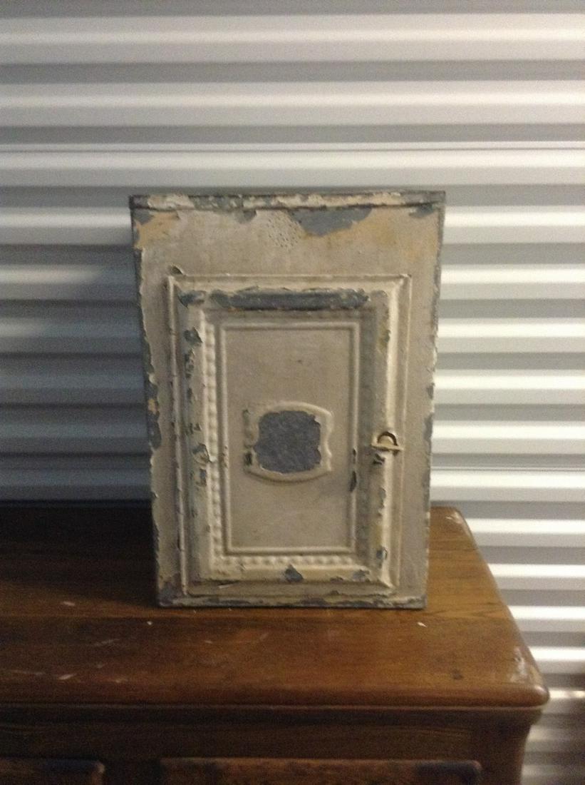 Vintage painted metal box with 2 shelfs 20x13 (1 of 1)