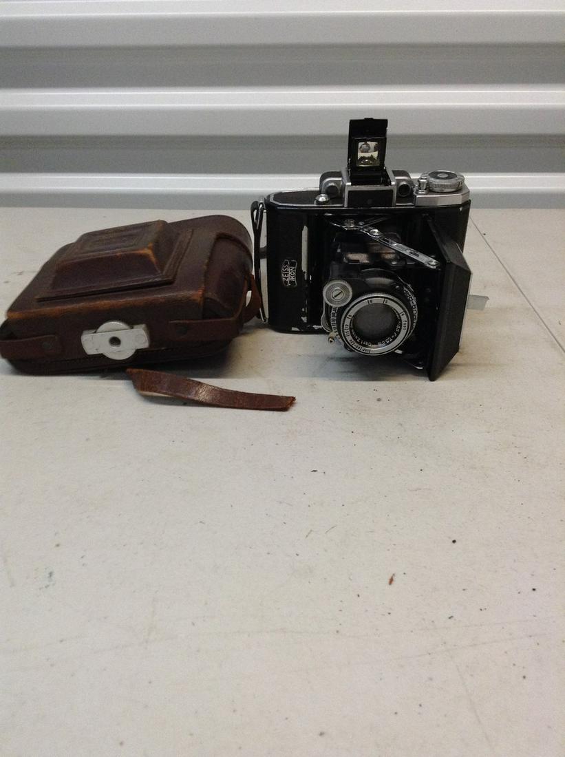 Zeiss Ikon camera with case (1 of 1)