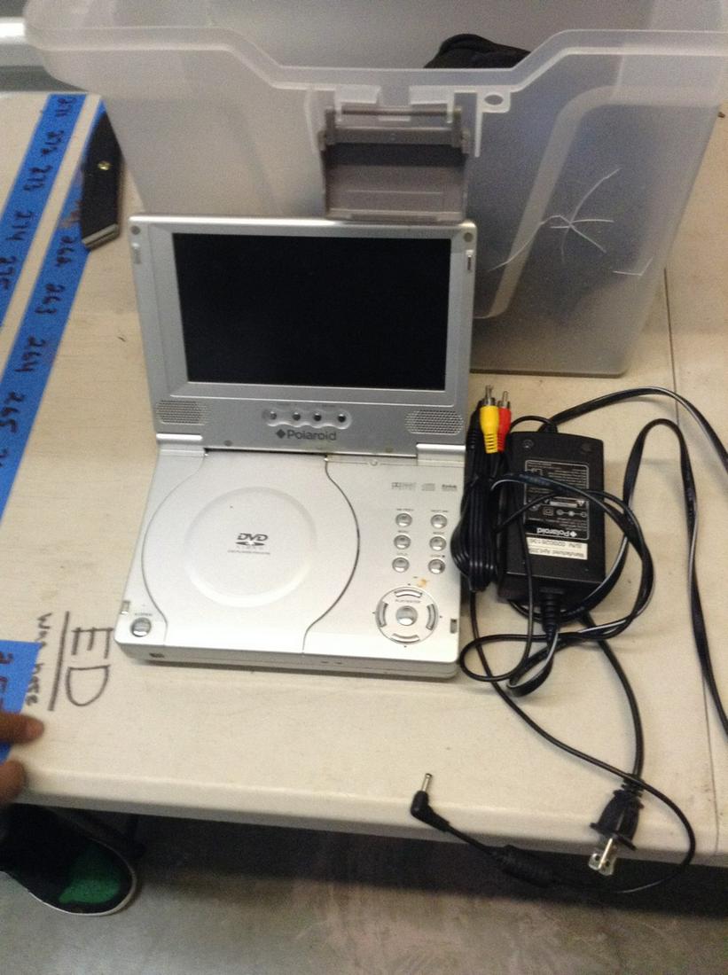 Polaroid PDV-0700 portable DVD player (1 of 1)