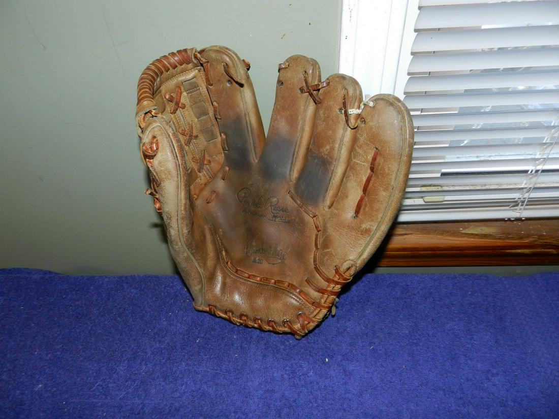 Vintage Cambridge Pee Wee Reese Autograph Baseball Mitt (1 of 1)