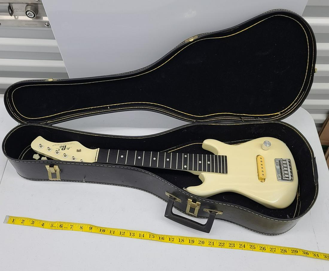 Synsonics Jr Pro Mini Electric Guitar and Case Untested (1 of 1)