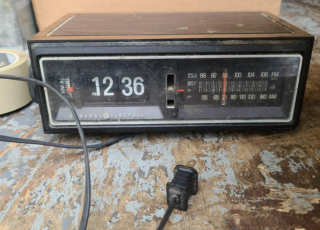 Vintage General Electric Flip Clock Radio model 7-4300F (1 of 2)