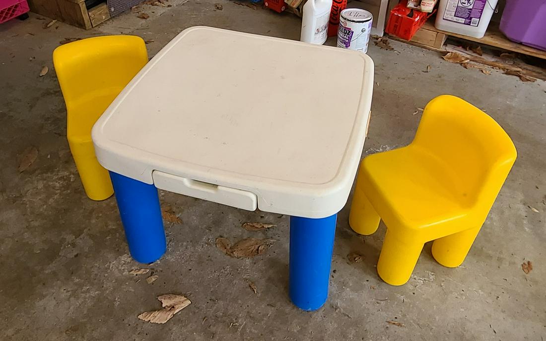 Kids Table and 2 Chairs: Kids Table and 2 Chairs