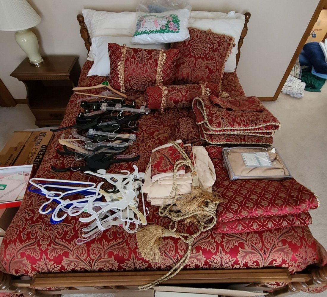 Full Size bedding shown on bed (hangers not included): Full Size bedding shown on bed (hangers not included)