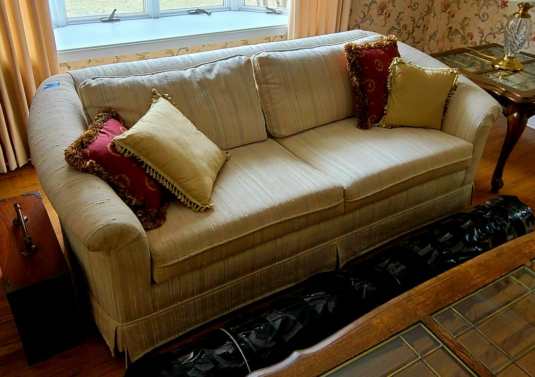 Matching Vintage Loveseat 27x72x38: Matching Vintage Loveseat 27x72x38