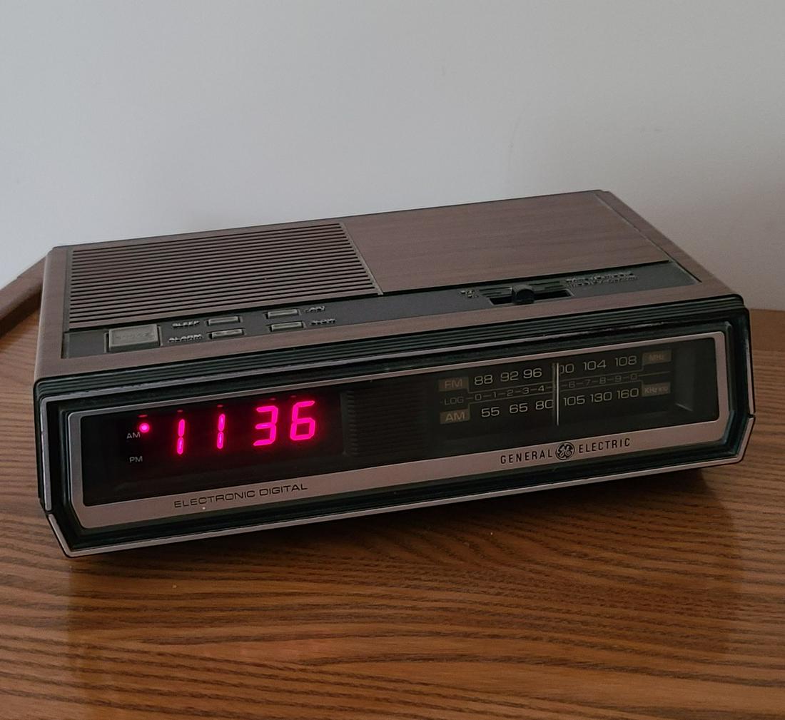 Vintage General Electric Clock Radio (1 of 1)