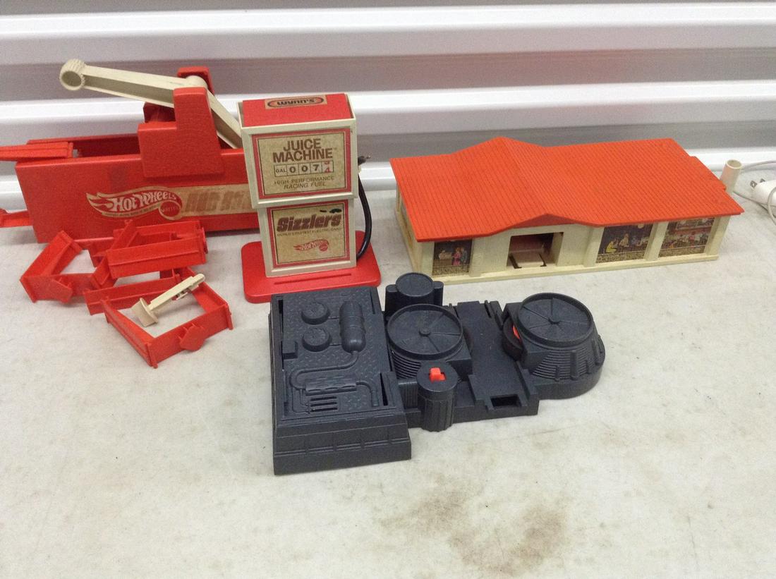 Vintage Redline Hot Wheels Accessories (Works) (1 of 1)