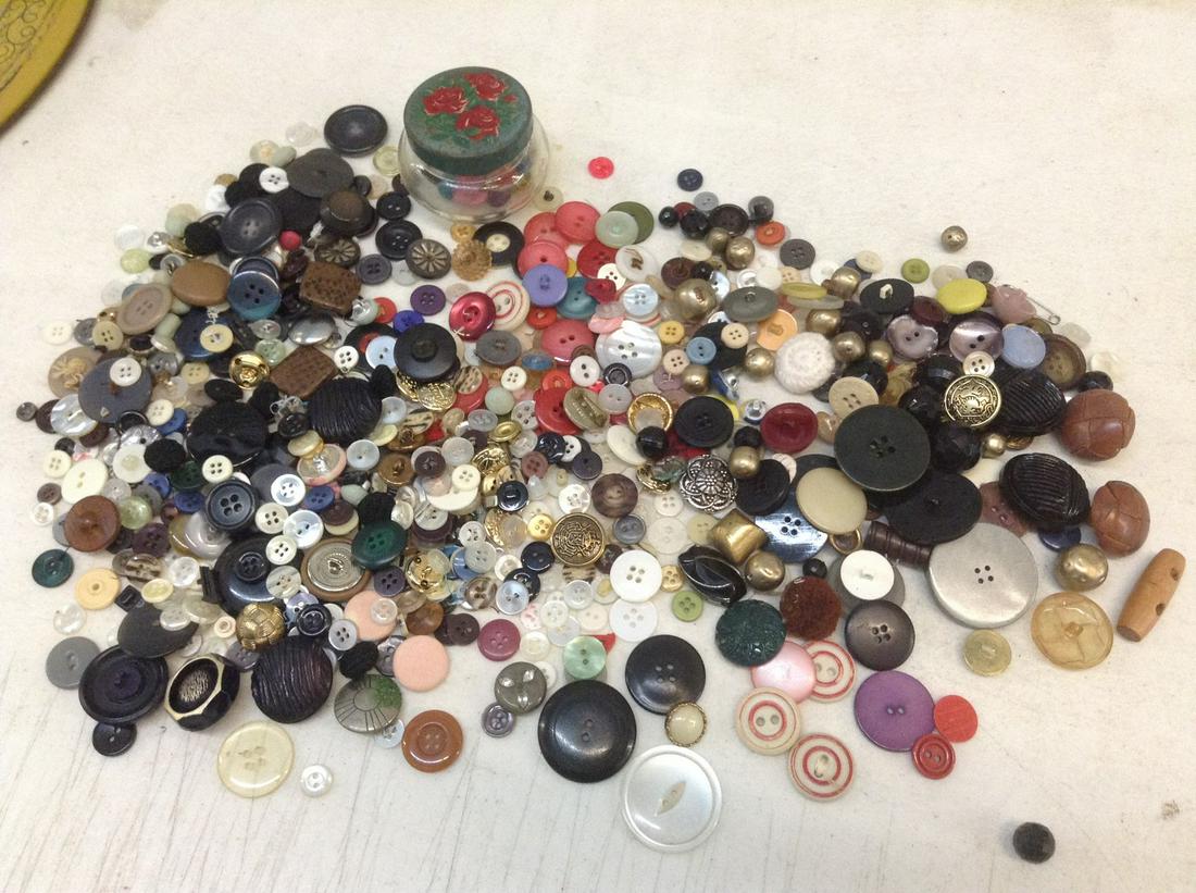 Large lot of Vintage Buttons Probably some Bakelite: Large lot of Vintage Buttons Probably some Bakelite
