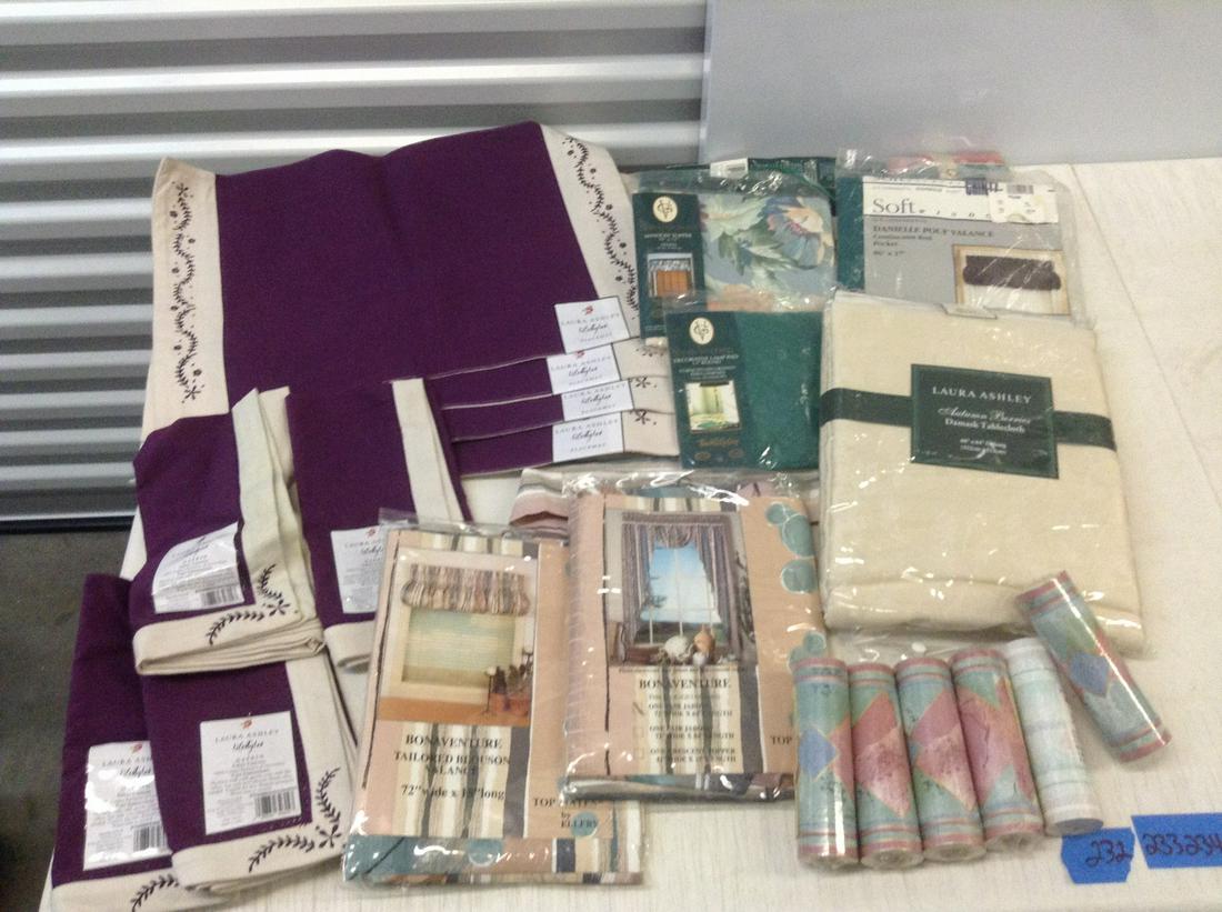 New  Damask Tablecloth, NWT Placemats, cloth napkins, (1 of 1)