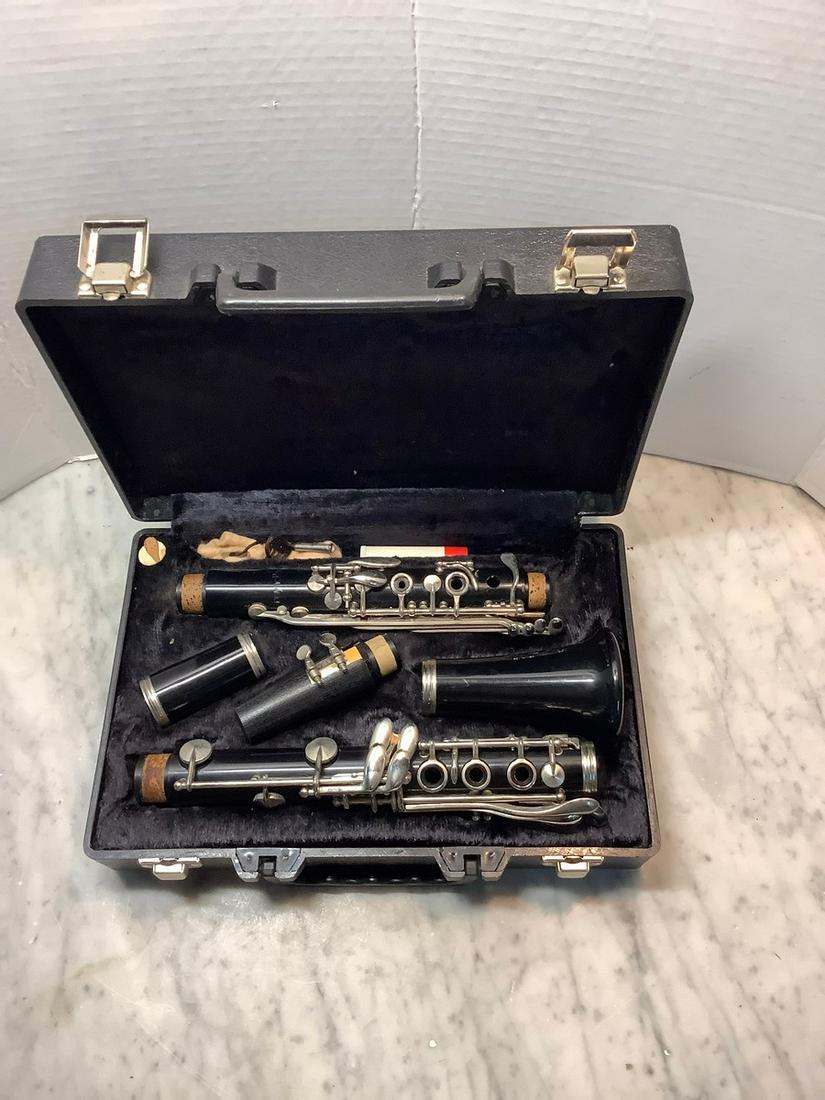 Reynold's Clarinet with case and mouthpiece: Reynold's Clarinet with case and mouthpiece