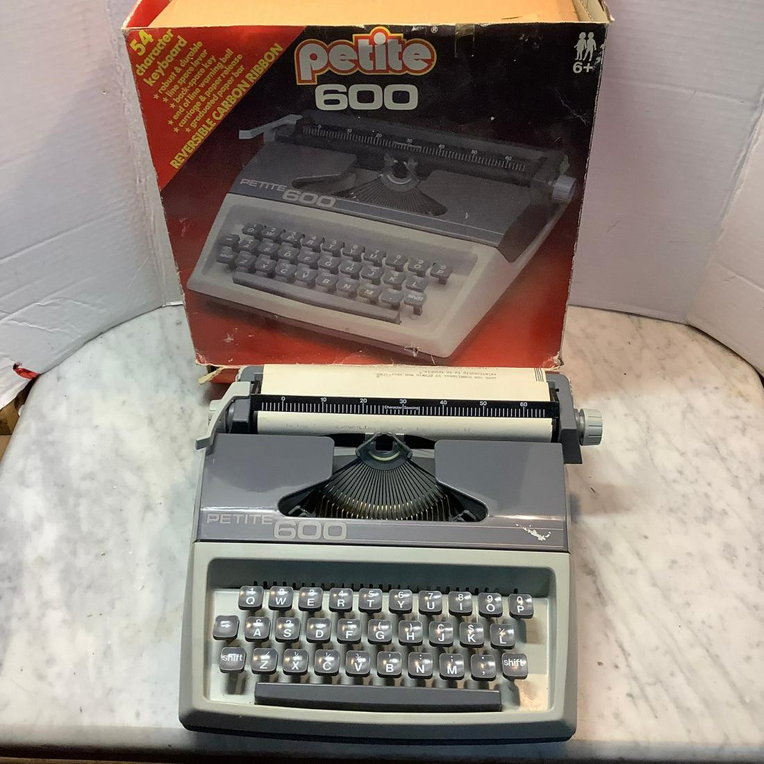 Vintage Byron petite 600 typewriter: Vintage Byron petite 600 typewriter