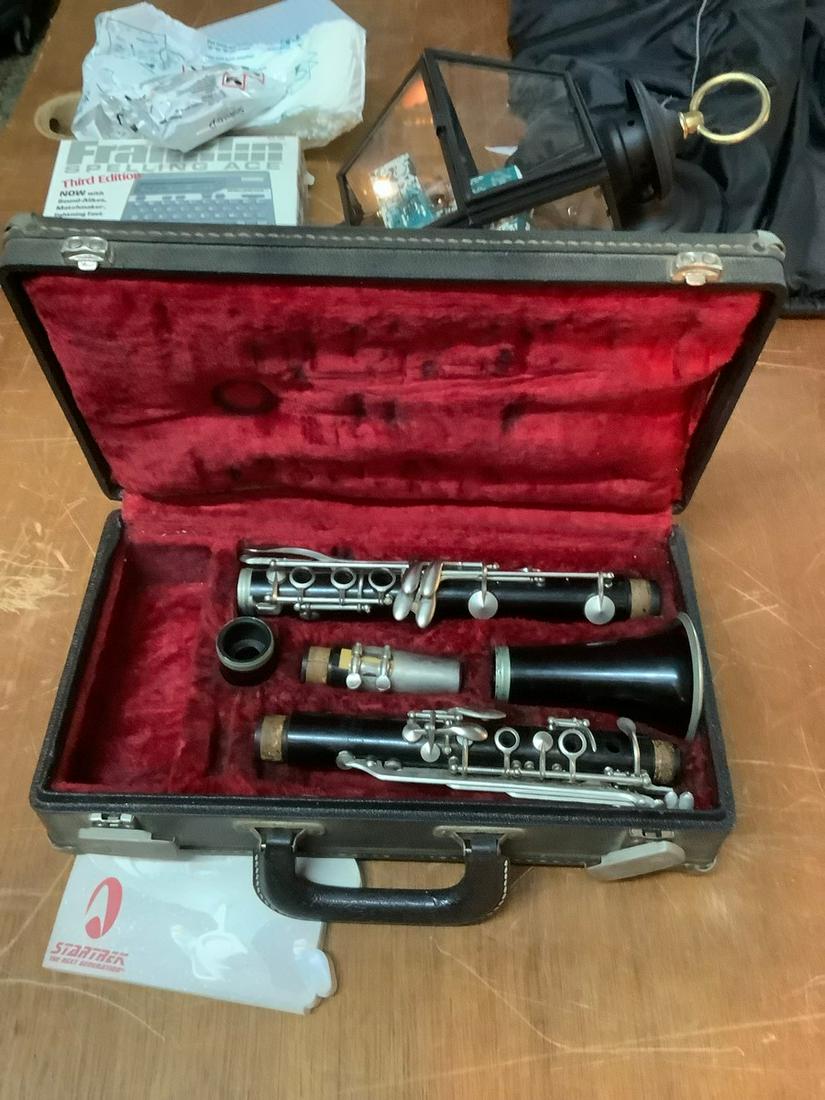 Vito reso-tone clarinet with case (1 of 1)