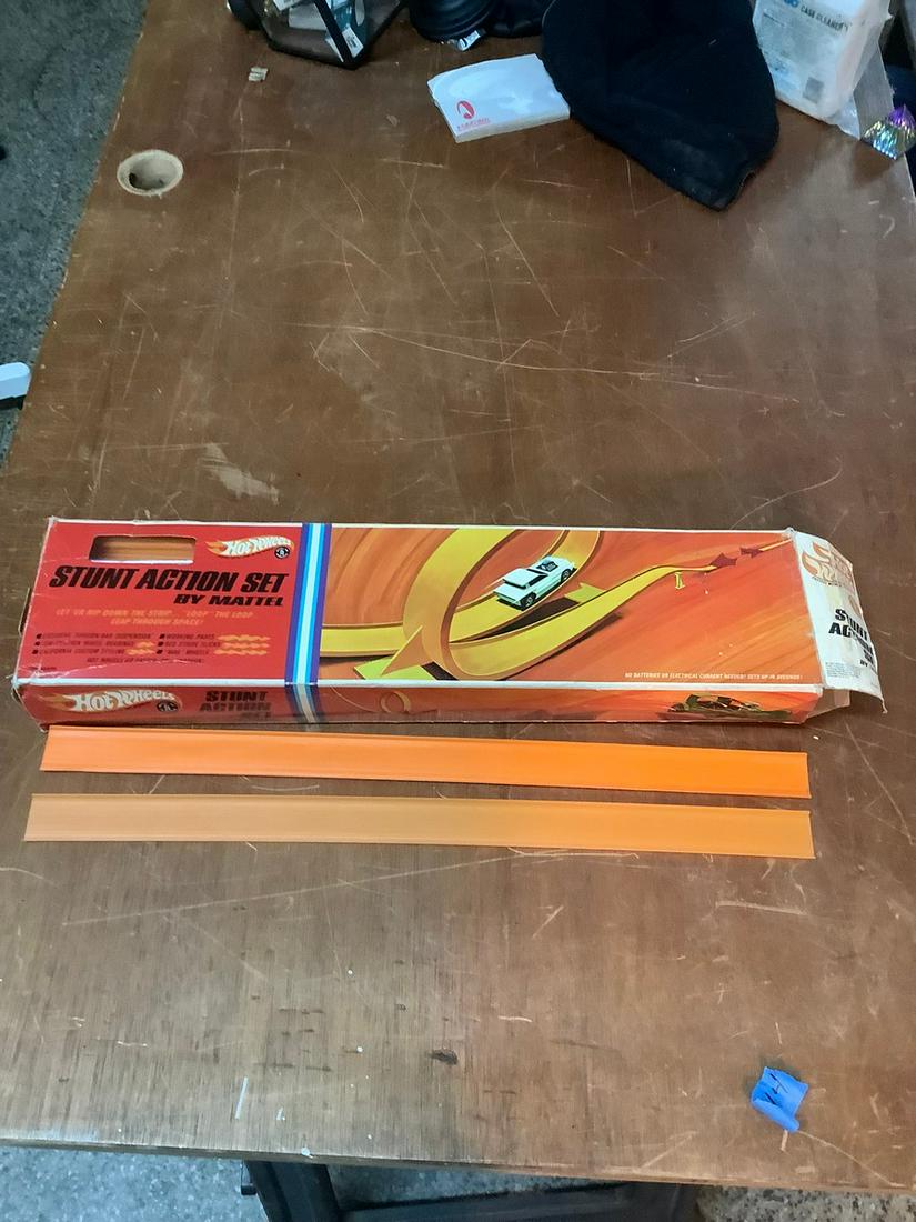 Hot Wheels 40 piece track in stunt action set box (1 of 1)