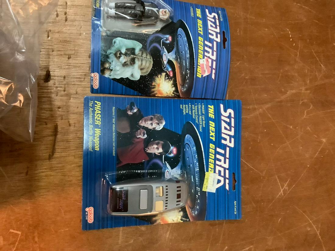 Star Trek next generation figure and phaser (1 of 1)