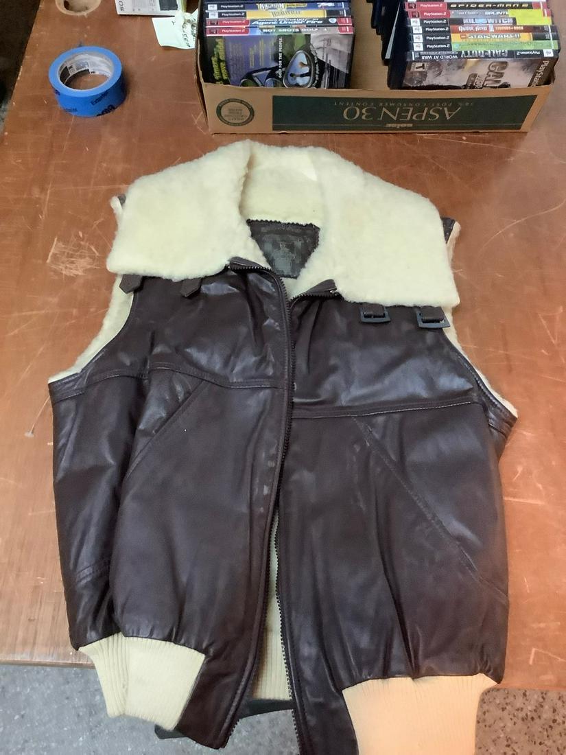 Comstoc load leather fur collard vest size small (1 of 1)