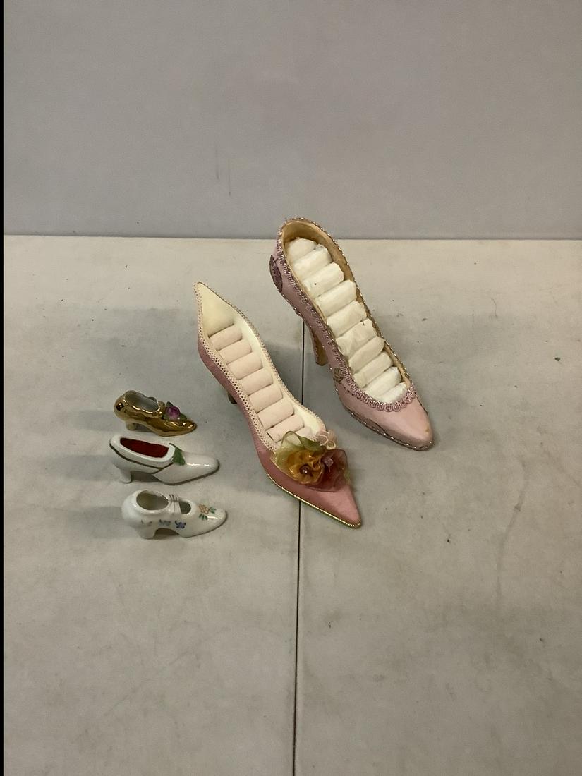 Lot of Heel ring holders: Lot of Heel ring holders