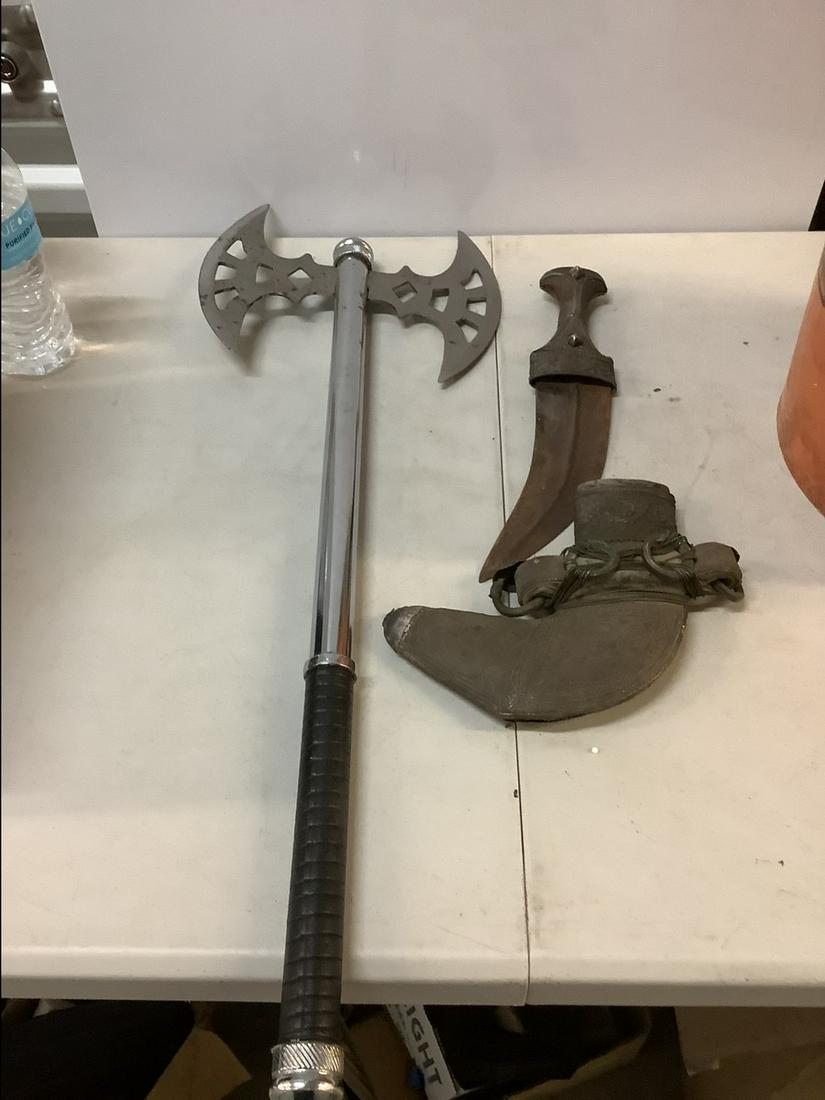 dagger with sheath and metal handle and replica battle (1 of 1)