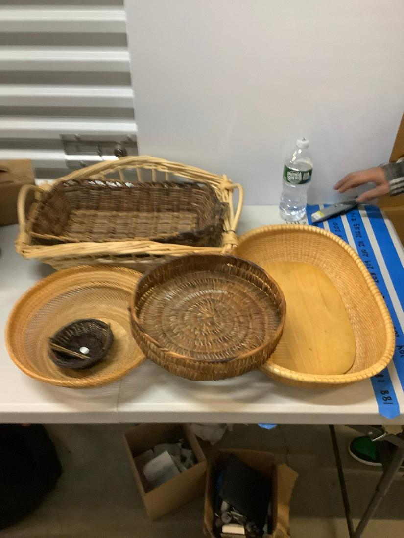 Lot of wicker and other baskets: Lot of wicker and other baskets