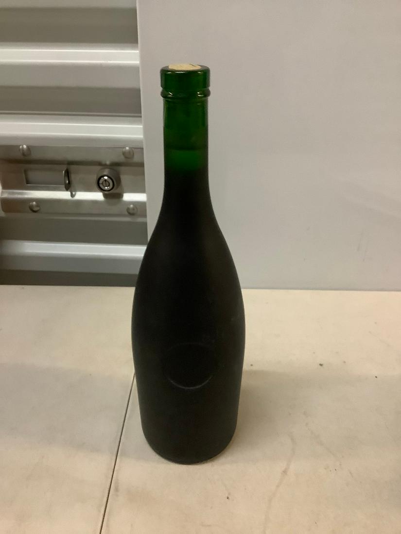 .75 L wine bottle: .75 L wine bottle