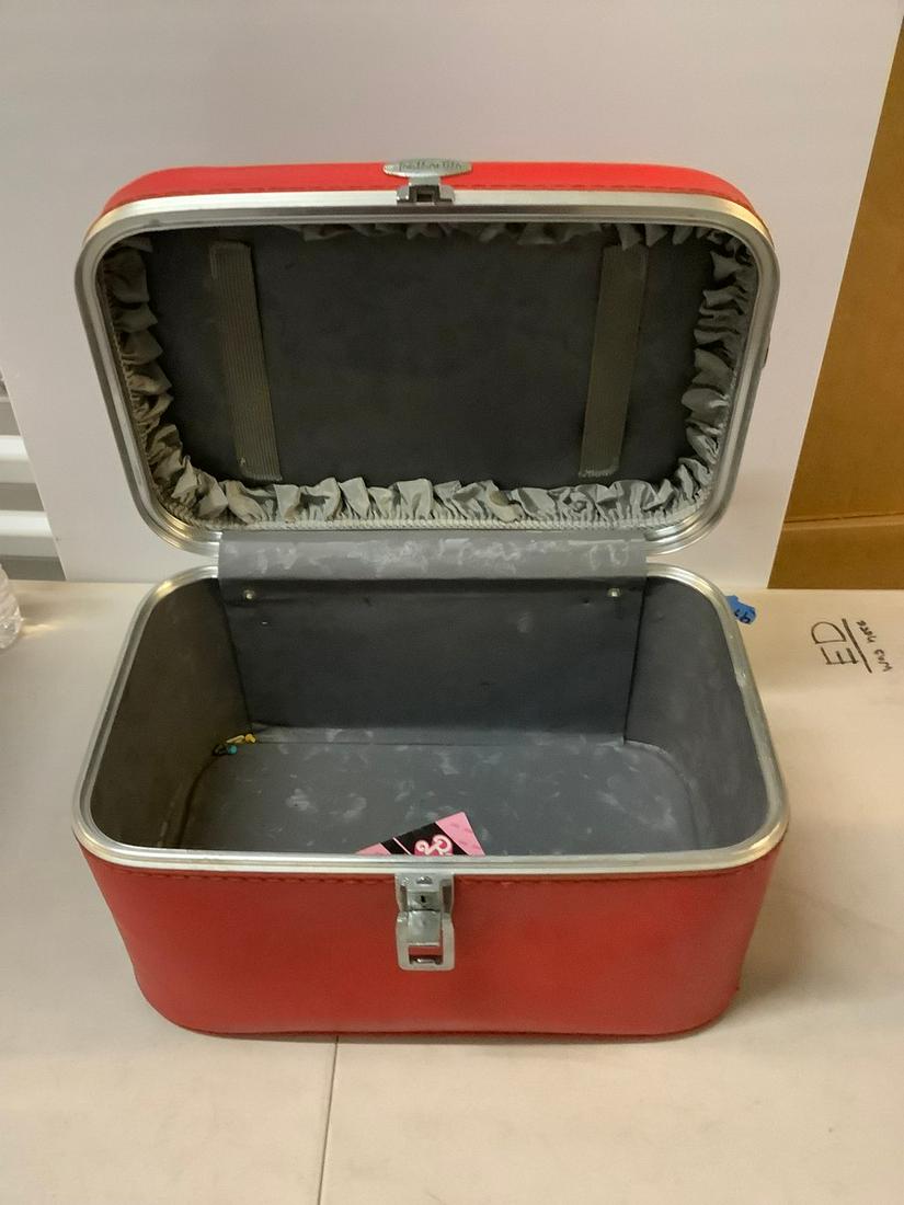 Featherlite vanity case 14 inch wide: Featherlite vanity case 14 inch wide