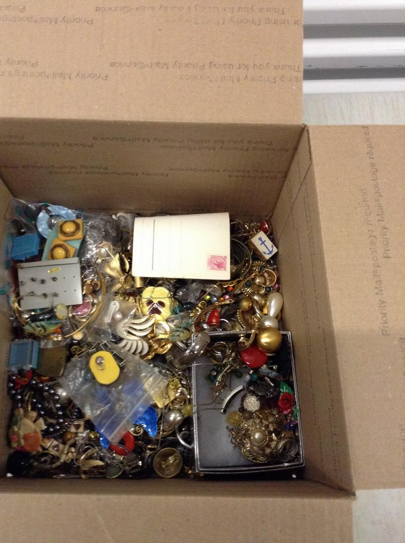 Lot of costume jewelry: Lot of costume jewelry