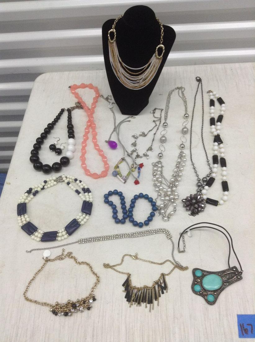 Large lot of Vintage and Modern Necklaces and bracelet: Large lot of Vintage and Modern Necklaces and bracelet