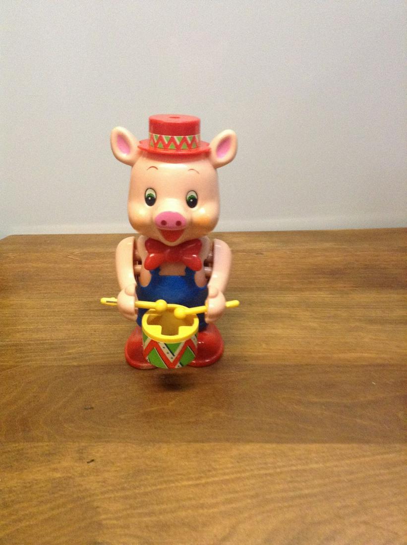 Plastic Wind-up Toy Drumming Pig 7" (1 of 2)