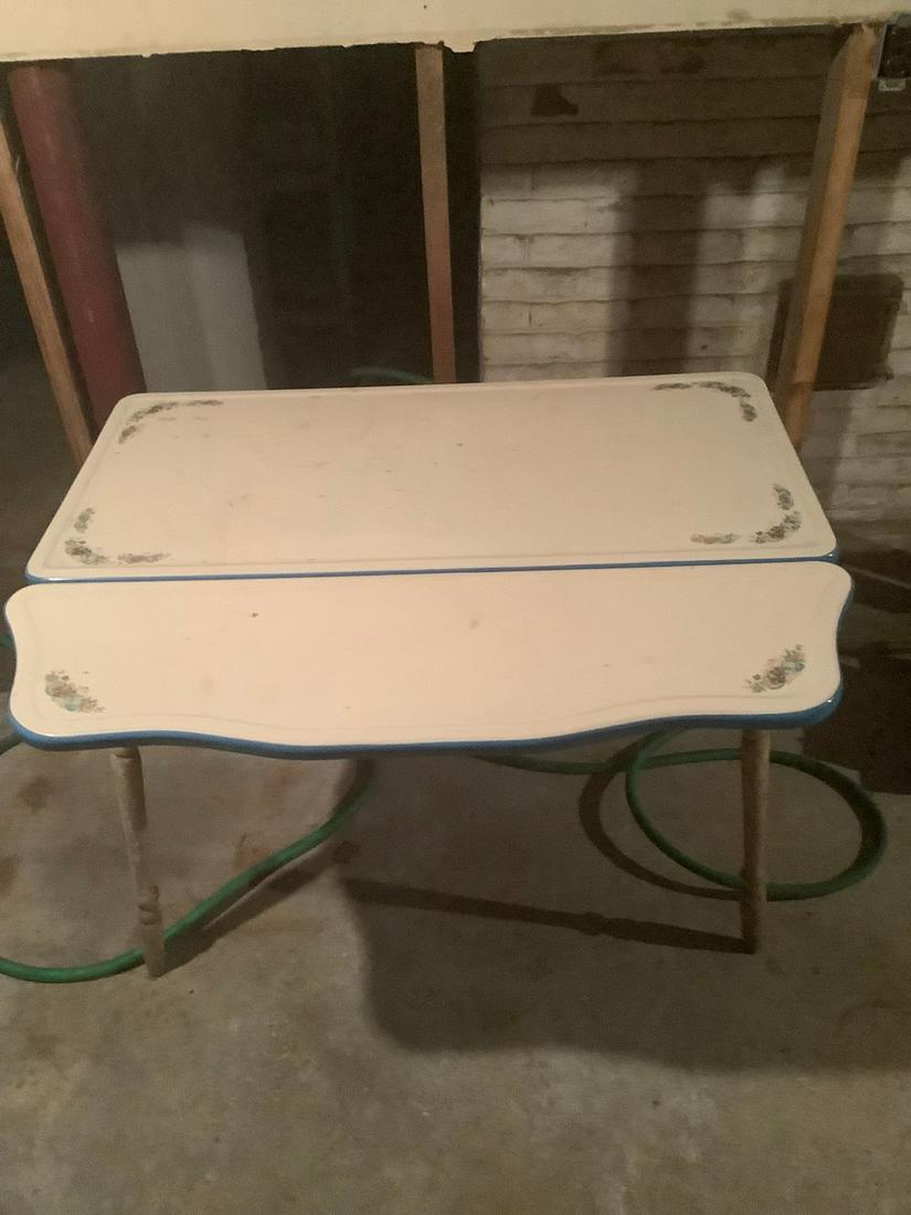 Enamel Top Table with Two Leaves 42X40 (1 of 1)