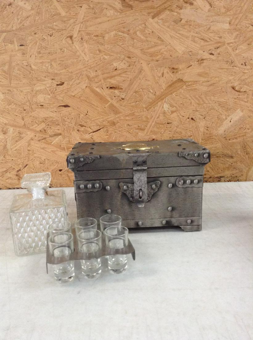 Pewtertone Olde Tankardware Whiskey Decanter with 6 Shot Glasses 6x10x5: Pewtertone Olde Tankardware Whiskey Decanter with 6 Shot Glasses 6x10x5