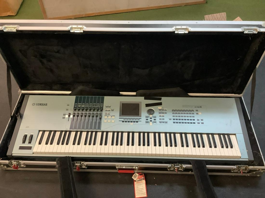 Yamaha Motif XS8 with Hard Case 61x21: Yamaha Motif XS8 with Hard Case 61x21