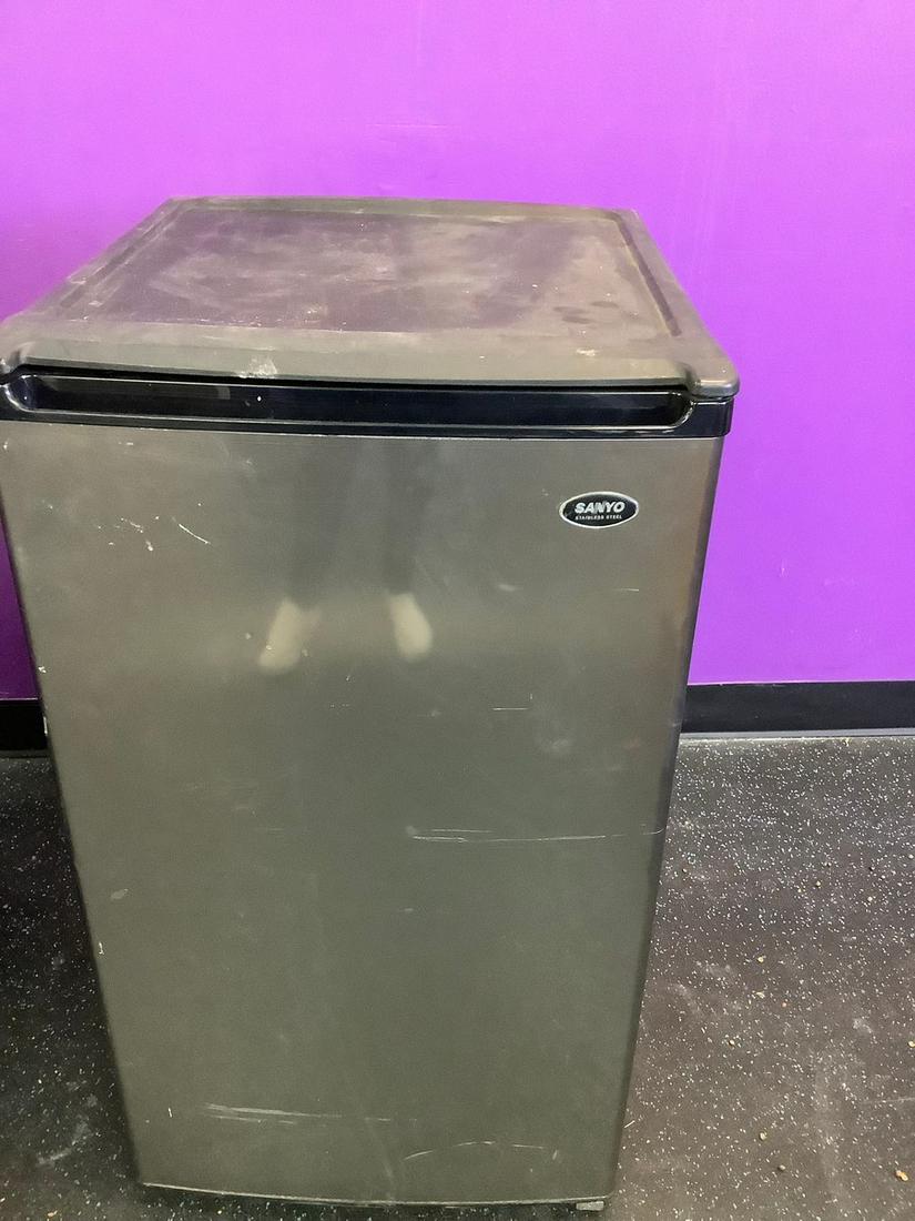 Mini Sanyo Stainless Steel Refrigerator 33x20x19: Mini Sanyo Stainless Steel Refrigerator 33x20x19