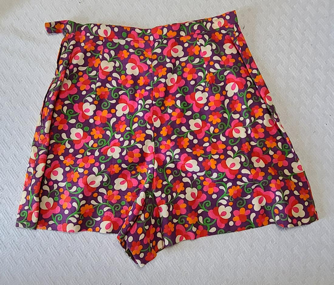Vintage Flower Power High Waisted Shorts 24" waist: Vintage Flower Power High Waisted Shorts 24" waist