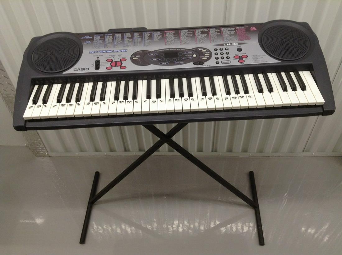 Casio Keyboard and Stand (1 of 1)