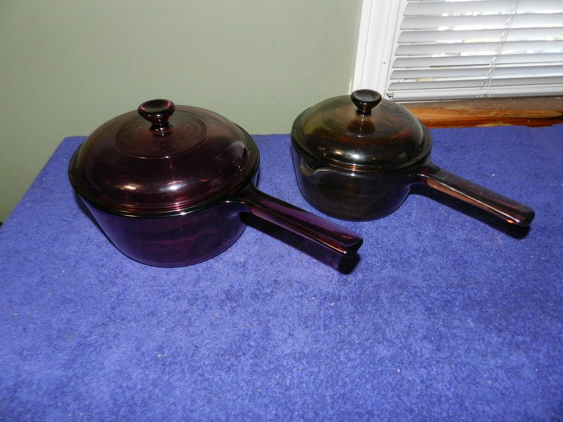 2 Purple Glass Saucepans With Lids: 2 Purple Glass Saucepans With Lids